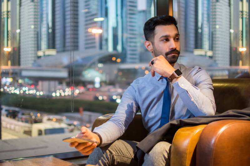 An entrepreneur from London consulting on Dubai residency, highlighting the opportunities of the Golden Visa in Dubai