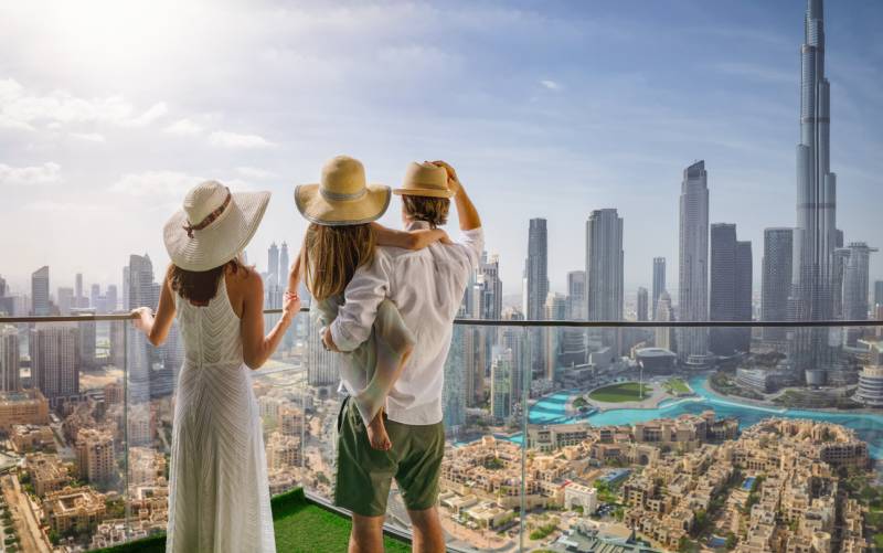 A family enjoying life in Dubai, illustrating the long-term stability and residence benefits of the Golden Visa for London residents