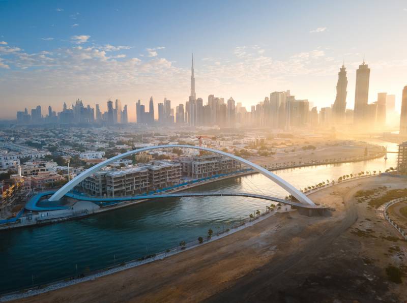 Dubai skyline symbolizing the rise of Freezone company set-ups for London entrepreneurs in dropshipping and e-commerce