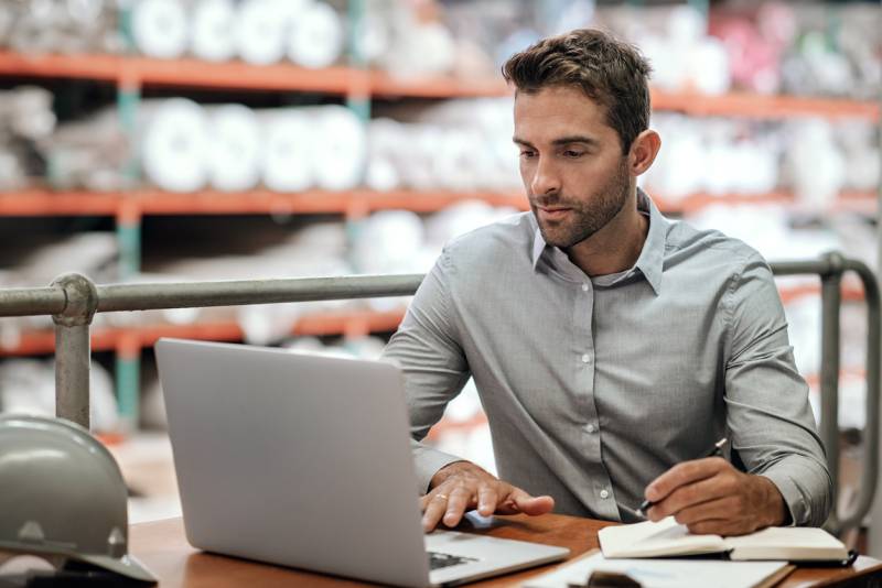 London dropshipping entrepreneur managing an online store supported by a Freezone company set-up in Dubai